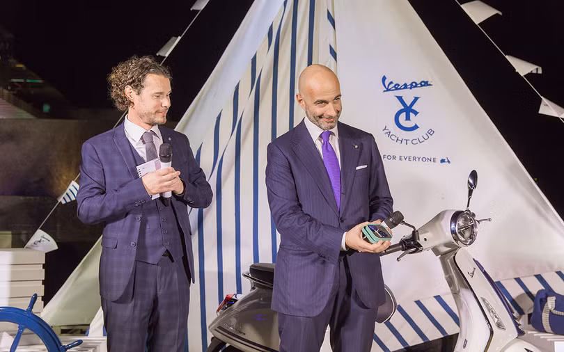 Ông Dante Brandi - Tổng Lãnh sự Italy cũng đã sở hữu riêng cho mình một chiếc Vespa Primavera Yatch Club. Ông Dante Brandi - Tổng Lãnh sự Italy cũng đã sở hữu riêng cho mình một chiếc Vespa Primavera Yatch Club.