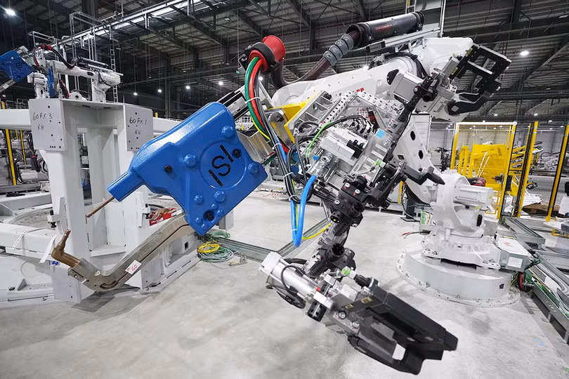 1200 Robot ABB thế hệ mới nhất 6 bậc tự do phục vụ các công đoạn hàn và vận chuyển khung xe. Mọi thứ diễn ra tuần tự và tự động hóa 100%. 1200 Robot ABB thế hệ mới nhất 6 bậc tự do phục vụ các công đoạn hàn và vận chuyển khung xe. Mọi thứ diễn ra tuần tự và tự động hóa 100%.
