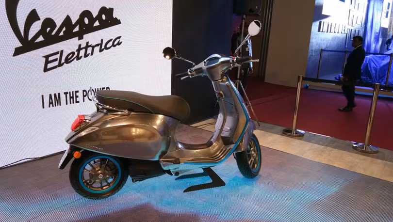 Vespa Elettrica chính thức ra mắt tại triển lãm mô tô quốc tế EIMCA 2018 và hiện đang được bán với mức giá 7.200 USD. Vespa Elettrica chính thức ra mắt tại triển lãm mô tô quốc tế EIMCA 2018 và hiện đang được bán với mức giá 7.200 USD.