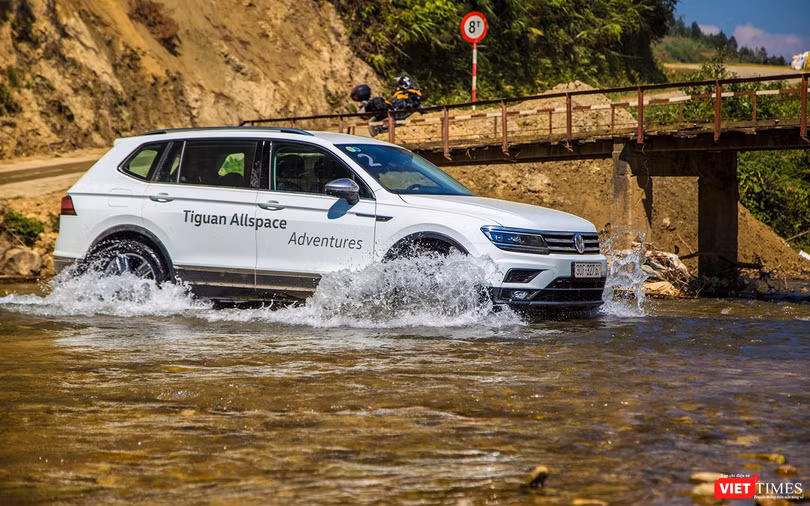 VW Tiguan Allspace dù sao vẫn là một chiếc xe Đức, thể hiện tư duy và triết lý chế tạo xe của người Đức nên khi cầm lái bạn sẽ thấy sự khác biệt so với các đối thủ còn lại. VW Tiguan Allspace dù sao vẫn là một chiếc xe Đức, thể hiện tư duy và triết lý chế tạo xe của người Đức nên khi cầm lái bạn sẽ thấy sự khác biệt so với các đối thủ còn lại.