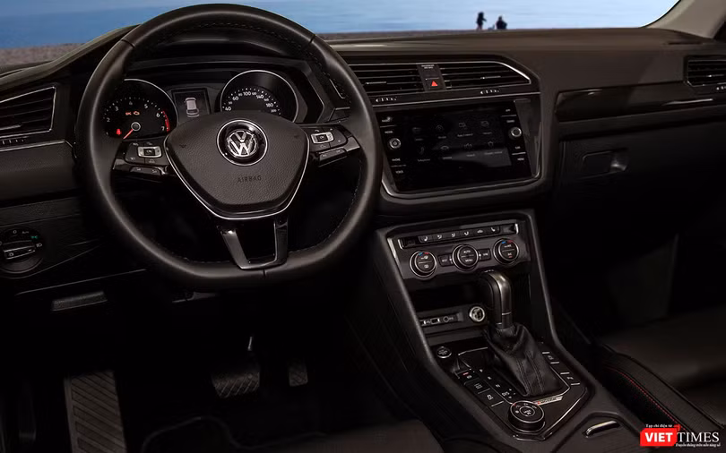 Nội thất của VW Tiguan Allspace dù chưa đạt đến độ cao cấp nhưng chất lượng xây dựng đã đạt sự tinh tế cao. Nội thất của VW Tiguan Allspace dù chưa đạt đến độ cao cấp nhưng chất lượng xây dựng đã đạt sự tinh tế cao.