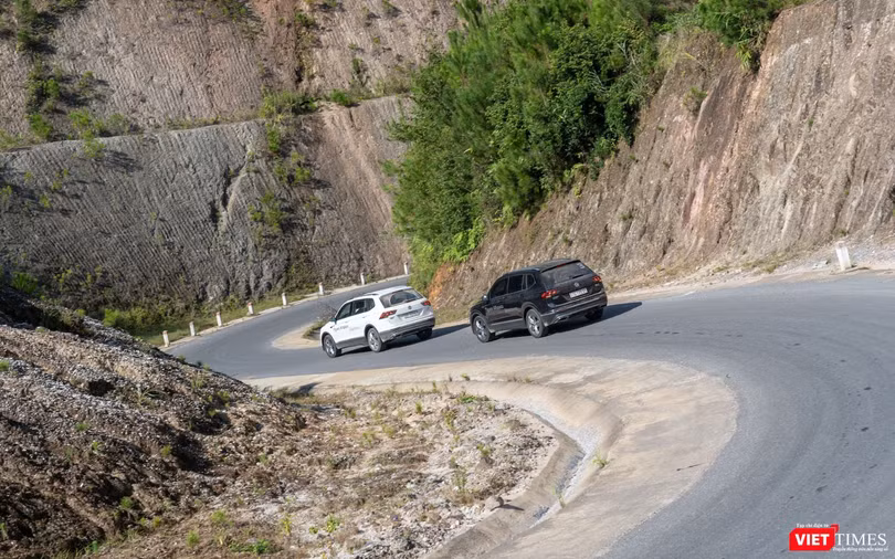 VW Tiguan Allspace đạt được sự ổn định và cân bằng tốt nhờ được trang bị hệ thống treo thích ứng với từng chế độ lái. VW Tiguan Allspace đạt được sự ổn định và cân bằng tốt nhờ được trang bị hệ thống treo thích ứng với từng chế độ lái.