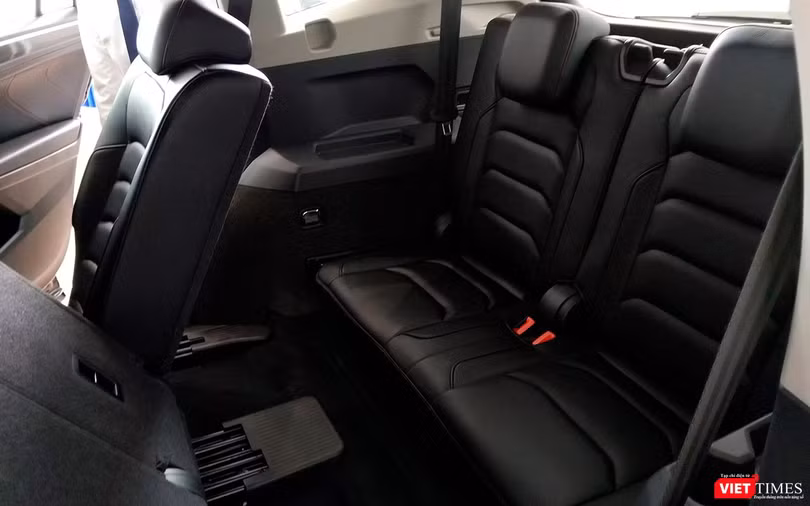 Mặc dù kích thước lớn hơn so với các đối thủ nhưng hàng ghế thứ 3 của Tiguan Allspace vẫn không thật sự rộng rãi. Mặc dù kích thước lớn hơn so với các đối thủ nhưng hàng ghế thứ 3 của Tiguan Allspace vẫn không thật sự rộng rãi.