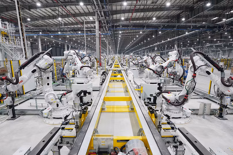 1200 Robot ABB (Thụy Sỹ) thực hiện các tương tác dưới sự điều khiển của hệ thống giám sát tổng để ghép hàng trăm tấm thép được dập định hình thành thân xe hoàn chỉnh với hơn 6.000 mối hàn điểm. 1200 Robot ABB (Thụy Sỹ) thực hiện các tương tác dưới sự điều khiển của hệ thống giám sát tổng để ghép hàng trăm tấm thép được dập định hình thành thân xe hoàn chỉnh với hơn 6.000 mối hàn điểm.