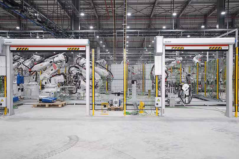 Các Robot hoặc nhóm Robot đều có "phòng riêng" được ngăn sách bởi các "cửa an toàn" trang bị công nghệ hiện đại đảm bảo an toàn tuyệt đối khi vận hành. Các Robot hoặc nhóm Robot đều có "phòng riêng" được ngăn sách bởi các "cửa an toàn" trang bị công nghệ hiện đại đảm bảo an toàn tuyệt đối khi vận hành.