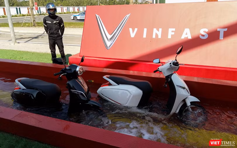VinFast Klara được thử nghiệm khả năng chịu nước của chiếc xe trong 30 phút.