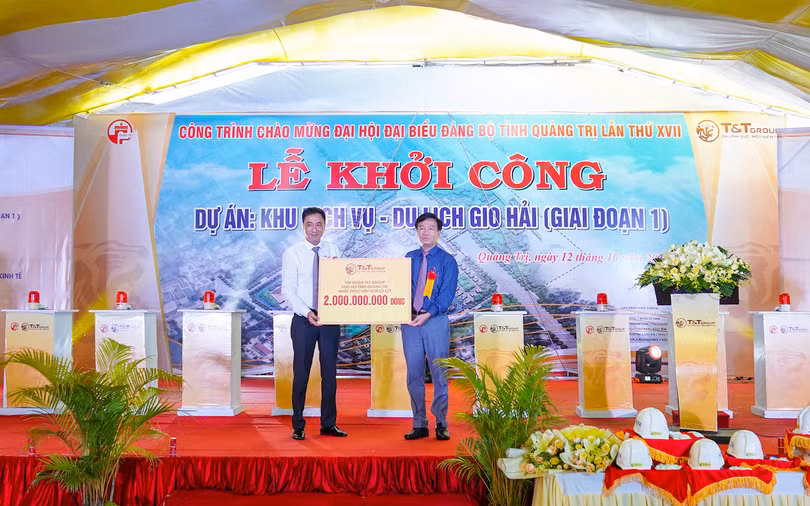Ông Nguyễn Anh Tuấn, Phó tổng Giám đốc Tập đoàn T&T Group (trái) trao 2 tỷ đồng hỗ trợ Tỉnh Quảng Trị khắc phục hậu quả lũ lụt