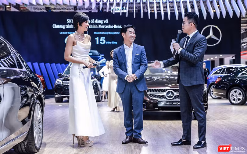 Hoa hậu Hoàn vũ Việt Nam 2017 – H’Hen Niê là khách mời trong buổi ra khai mạc gian hàng Mercedes-Benz. Hoa hậu Hoàn vũ Việt Nam 2017 – H’Hen Niê là khách mời trong buổi ra khai mạc gian hàng Mercedes-Benz.