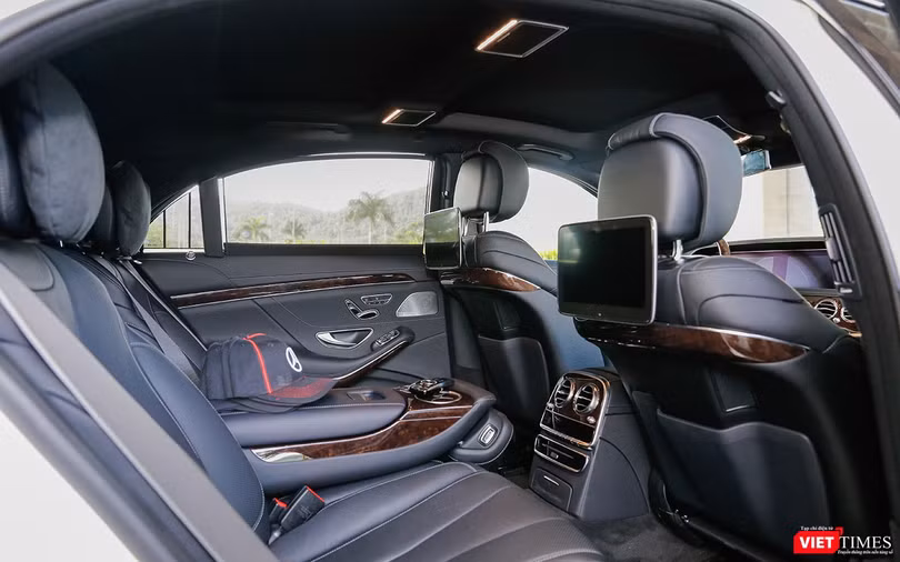 Không gian phía sau cực kỳ rộng rãi với các tiện ích biệt lập dành cho hành khách VIP