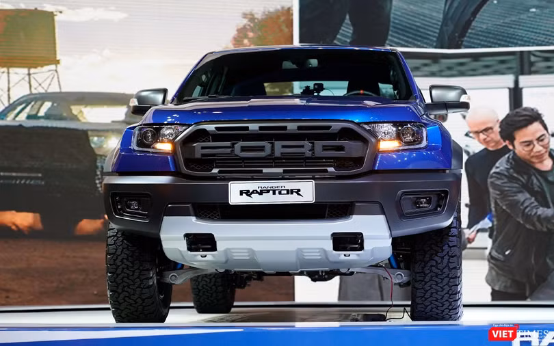 Vẻ mặt cực ngầu của Ford Ranger Raptor với logo FORD chiếm toàn bộ diện tích lưới tản nhiệt.