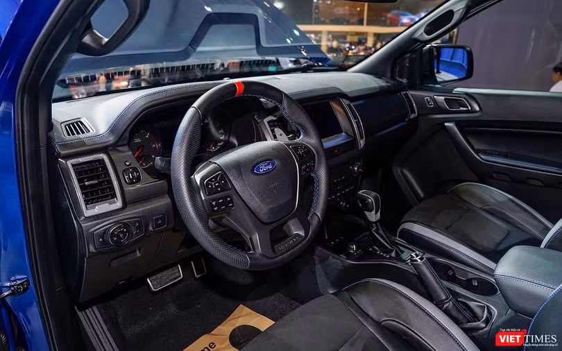 Nội thất Ford Ranger Raptor tạo điểm nhấn bằng các chi tiết trang trí bắt mắt hơn.