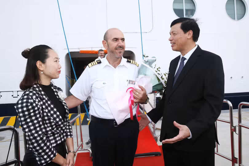 Những bị khách trên tàu Celebrity Millennium đặt chân xuống cảng.