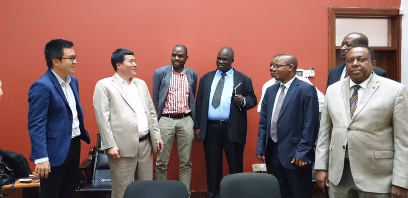Đại diện lãnh đạo Chính phủ Tanzania và đại điện Tập đoàn T&T Group chia sẻ niềm vui sau khi hợp đồng được ký kết