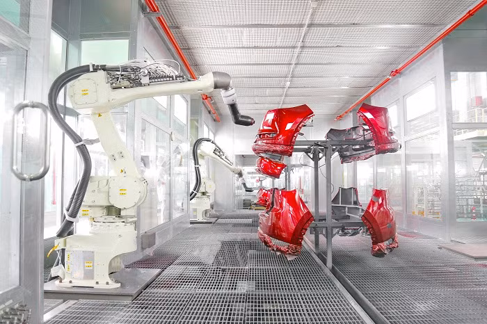 Robot phun sơn thế hệ mới trong nhà máy của Thaco Robot phun sơn thế hệ mới trong nhà máy của Thaco