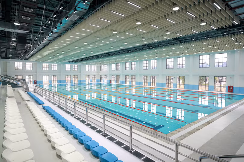 Khu liên hợp thể thao có nhà thể thao diện tích 4.000m2, gồm bể bơi trong nhà chuẩn Olympic kích thước 50mx20m, sân bóng, phòng gym và khu thể dục đa năng... Khu liên hợp thể thao có nhà thể thao diện tích 4.000m2, gồm bể bơi trong nhà chuẩn Olympic kích thước 50mx20m, sân bóng, phòng gym và khu thể dục đa năng; sân vận động và khu thể thao ngoài trời.