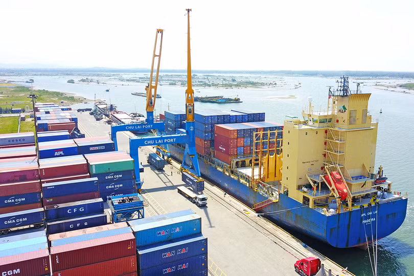 Hàng hóa được đưa lên tàu APL tại cảng Chu Lai để xuất khẩu sang công ty JMK. Hàng hóa được đưa lên tàu APL tại cảng Chu Lai để xuất khẩu sang công ty JMK.