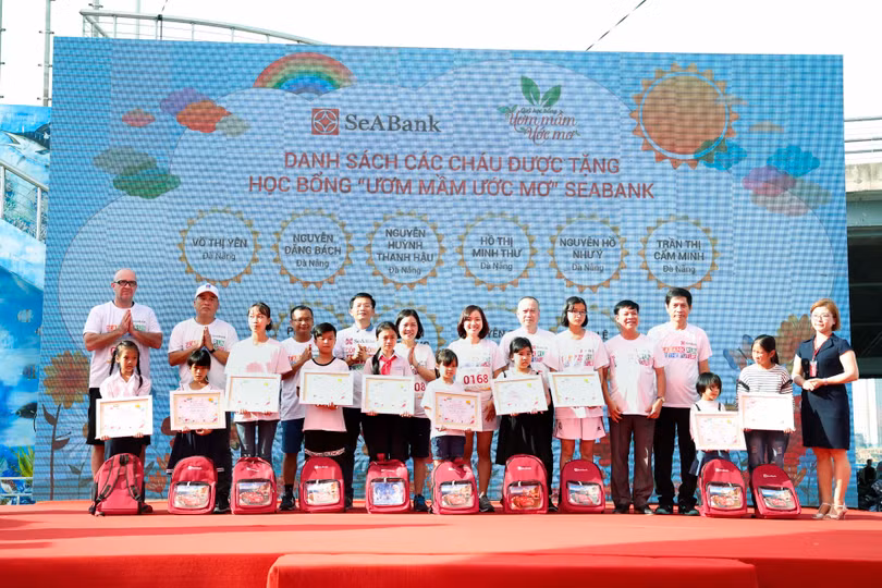 SeABank và các nhà tài trợ trao tặng 10 suất học bổng Ươm mầm Ước mơ cho các em học sinh giỏi có hoàn cảnh khó khăn ở thành phố Đà Nẵng, Huế, Quảng Ngãi, Quảng Trị. SeABank và các nhà tài trợ trao tặng 10 suất học bổng Ươm mầm Ước mơ cho các em học sinh giỏi có hoàn cảnh khó khăn ở thành phố Đà Nẵng, Huế, Quảng Ngãi, Quảng Trị.