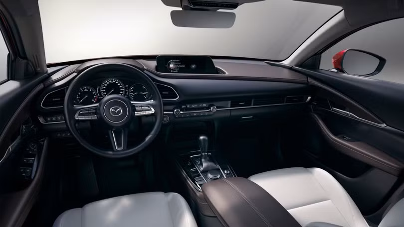 Nội thất của Mazda CX-30 rõ ràng chịu ảnh hưởng rất lớn từ thiết kế của Mazda 3 2019.