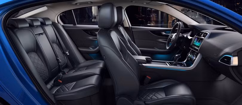 Vật liệu cao cấp được bổ sung thêm cho khoang nội thất của Jaguar XE mới. Vật liệu cao cấp được bổ sung thêm cho khoang nội thất của Jaguar XE mới.