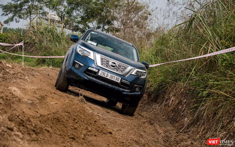 Đây là bài thử khá dễ dàng cho chiếc Nissan Terra, khi đi trên đường nghiêng, người lái xe phải giữ thẳng vô lăng, với khả năng cân bằng và bám đường, chiếc xe sẽ từ từ vượt qua.