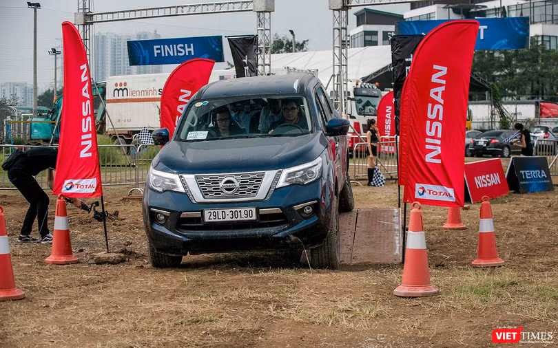 Bài đường gập ghềnh thể hiện tính năng kiểm soát cân bằng động của Nissan Terra.
