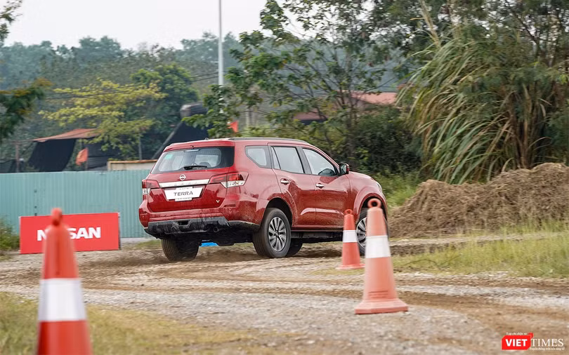 Kĩ thuật viên viên sẽ yêu cầu người lái đạp ga lên tới tốc độ 50 km/h sau đó bỏ chân ga, chân phanh, đánh lái nhẹ sang trái tiếp đó đánh lái gắt sang phải.