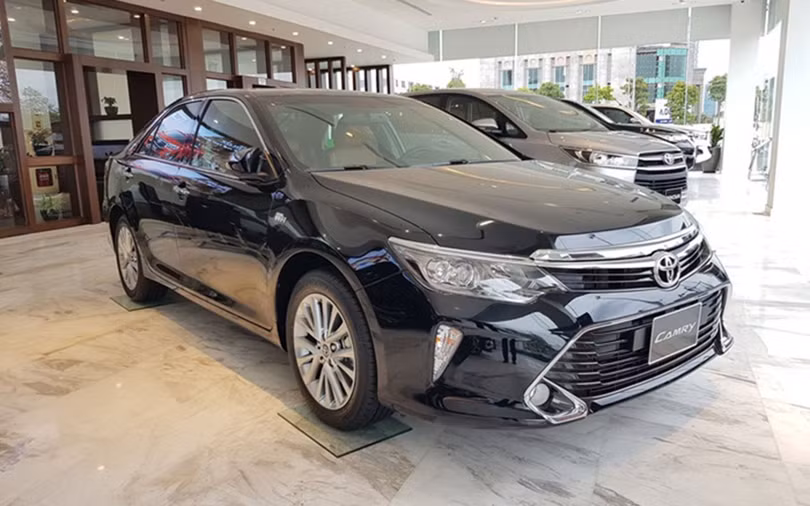 Toyota Camry hiện đang được các đại lý giảm giá khá mạnh từ 40-60 triệu đồng. Toyota Camry hiện đang được các đại lý giảm giá khá mạnh từ 40-60 triệu đồng.