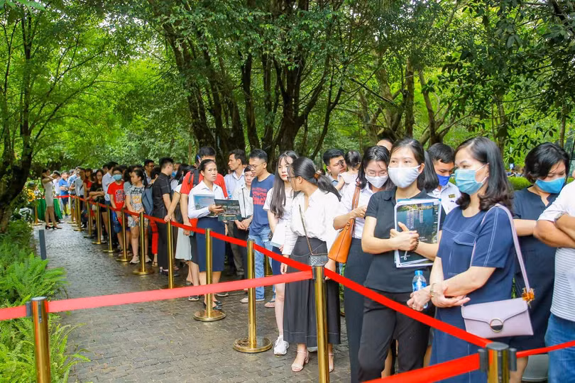 Có những kháchphải xếp hàng từ sáng tới chiều mới tới lượt xem nhà mẫu. Theo đánh giá của tổng giám đốc một sàn bất động sản Hà Nội “đã 5 năm rồi, Hà Nội mới có một dự án bất động sản thu hút khách hàng đông đảo như Sky Oasis của Ecopark”