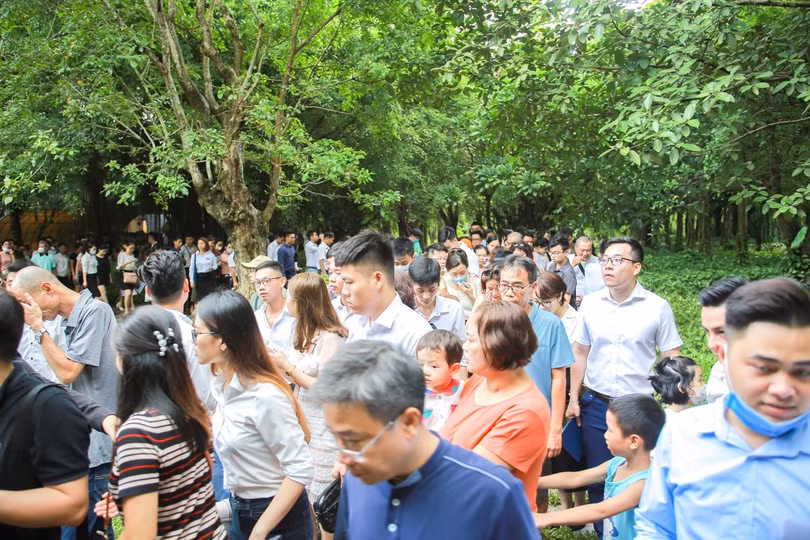 Chị Linh, một cư dân tại Ecopark xếp hàng 4 tiếng mới được vào xemnhà mẫu cho biết “Chị mua thêm một căn hộ Sky Oasis để đón ba mẹ đang ở Phố Cổ về đây sống cùng. Từ ngày về Ecopark, nhịp sống của gia đình chị thay đổi hẳn, chồng chị bất ngờ vì chị không còn ngủ nướng, sáng nào cũng dậy sớm cùng chồng con chạy bồ ven hồ.