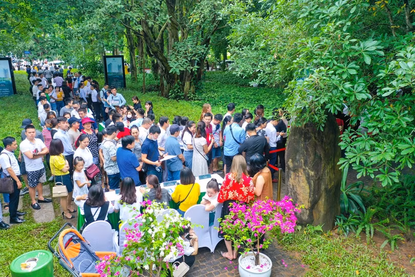Khảo sát thực tế, 7h30 sáng, mặc dù trời còn mưa, nhưng hơn 400 khách đã có mặt, xếp hàng check-in tại khu vực đăng ký tham quan nhà mẫu trong công viên mùa xuân.