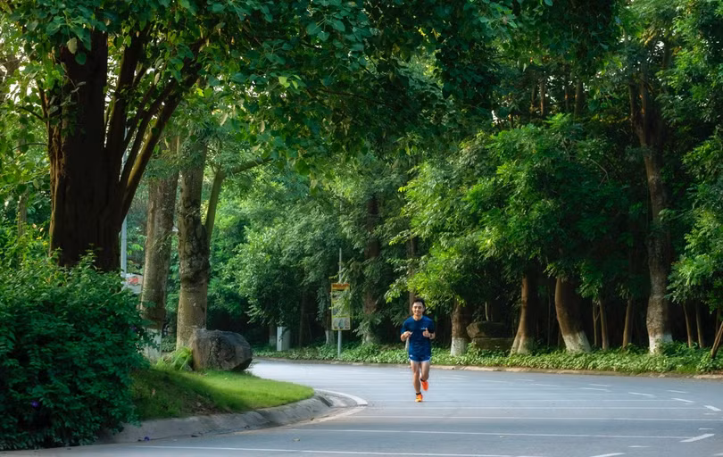 “ Chị nói thật, không gian sống tại Ecopark có thể khiến những người lười nhất cũng muốn bước ra ngoài vận động. Từ ngày về đây, hai vợ chồng cô có nhiều khoảnh khắc bên nhau, cùng hít thở không khí trong lành, ngắm hoa hay những chú chim thiên nga, vịt trời nô đùa dưới hồ. Đây cũng là lý do chị sẵn sàng đánh đổi thời gian di chuyển lấy không gian sống trong lành, nhiều cây xanh ở Ecopark. Mỗi ngày, chị chỉ muốn mau chóng hoàn thành công việc để về nhà.”