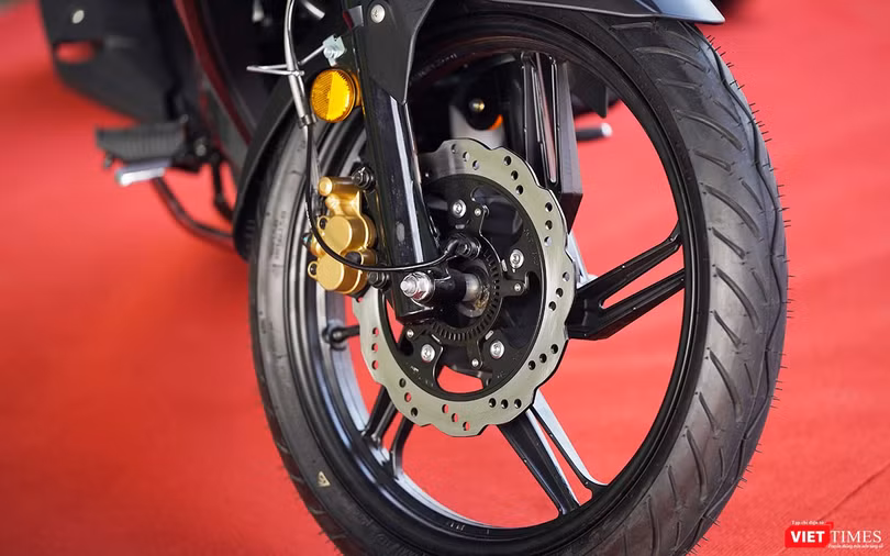 Phanh đĩa được trang bị trên cả 2 bánh nhưng phanh trước có tính năng phanh ABS giúp SYM Star SR 170 trở thành mẫu xe côn tay phổ thông underbone đầu tiên có được trang bị này.