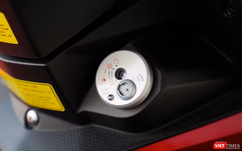 Ổ khó đa chức năng của SYM Star SR 170 với thiết kế tròn đặc trưng của SYM.