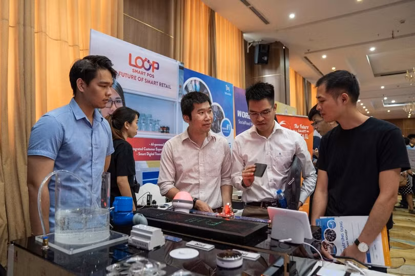 Khách hàng đặc biệt ấn tượng với những sản phẩm công nghệ được Sunshine Tech giới thiệu tại sự kiện Khách hàng đặc biệt ấn tượng với những sản phẩm công nghệ được Sunshine Tech giới thiệu tại sự kiện