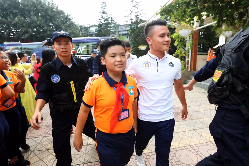 Quang Hải vui vẻ bước vào cùng các em học sinh Quang Hải vui vẻ bước vào cùng các em học sinh