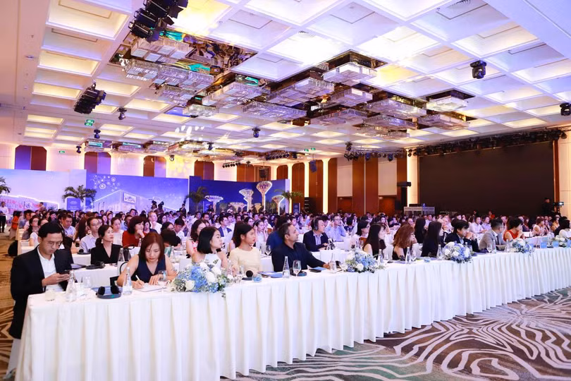 Hơn 500 đại diện các doanh nghiệp bán lẻ trong nước, quốc tế và các chuyên gia đã tới tham dự Hội thảo do Công ty Vincom Retail tổ chức Hơn 500 đại diện các doanh nghiệp bán lẻ trong nước, quốc tế và các chuyên gia đã tới tham dự Hội thảo do Công ty Vincom Retail tổ chức
