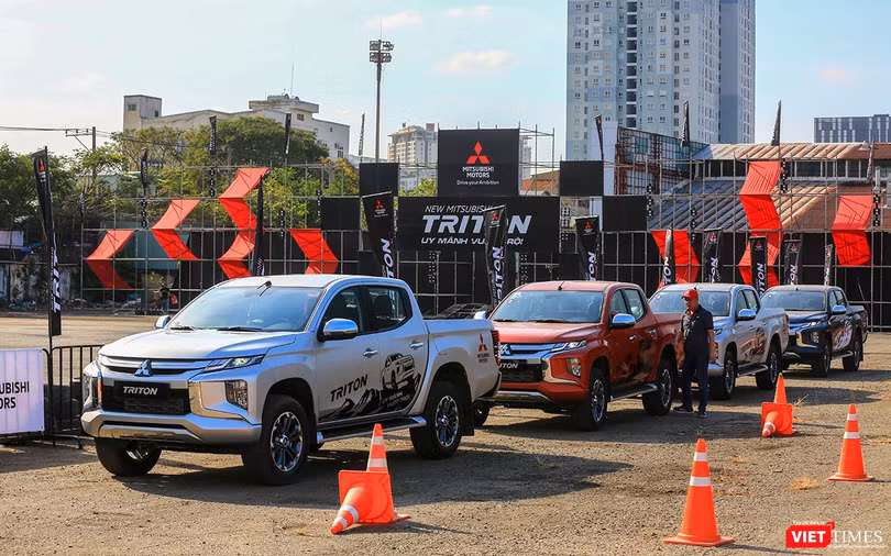Dàn xe được chuẩn bị đầy đủ để khách hàng có dịp trải nghiệm các tính năng mới trên Mitsubishi Triton 2019. Dàn xe được chuẩn bị đầy đủ để khách hàng có dịp trải nghiệm các tính năng mới trên Mitsubishi Triton 2019.