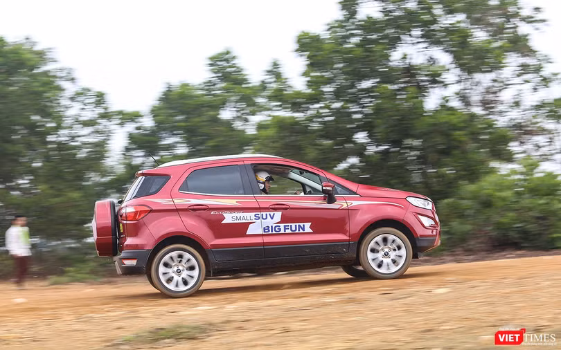 Các chủ xe của Ford EcoSport trải nghiệm khả năng offroad nhẹ trên địa hình đường đất tại Đồng Mô. Các chủ xe của Ford EcoSport trải nghiệm khả năng offroad nhẹ trên địa hình đường đất tại Đồng Mô.