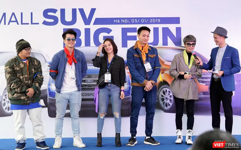 Khách mời nổi tiếng được mời dưới vai trò là đội trưởng của từng nhóm thi. Khách mời nổi tiếng được mời dưới vai trò là đội trưởng của từng nhóm thi.