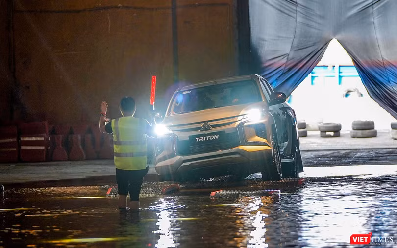 Chế độ Địa hình (Offroad Mode) với 4 lựa chọn địa hình (Sỏi – Bùn – Cát – Đá) sẽ hỗ trợ người lái dễ dàng các cung đường offroad cũng như mang lại trải nghiệm lái hoàn hảo vượt trội hơn hẳn các mẫu xe cùng phân khúc trên thị trường hiện nay. Chế độ Địa hình (Offroad Mode) với 4 lựa chọn địa hình (Sỏi – Bùn – Cát – Đá) sẽ hỗ trợ người lái dễ dàng các cung đường offroad cũng như mang lại trải nghiệm lái hoàn hảo vượt trội hơn hẳn các mẫu xe cùng phân khúc trên thị trường hiện nay.