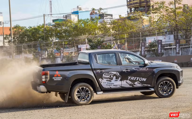 Màn trình diễn kỹ thuật drift đẹp mắt và không kém phần hồi hộp Màn trình diễn kỹ thuật drift đẹp mắt và không kém phần hồi hộp
