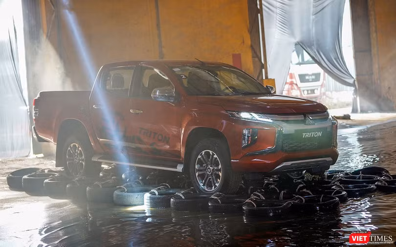 Ngay sau đó, Mitsubishi Triton 2019 sẽ bước vào một sân khấu ngập nước với thử thách đầu tiên là các phao lốp mô phỏng điều kiện đường mấp mô nhằm thể hiện độ êm ái của hệ thống treo. Ngay sau đó, Mitsubishi Triton 2019 sẽ bước vào một sân khấu ngập nước với thử thách đầu tiên là các phao lốp mô phỏng điều kiện đường mấp mô nhằm thể hiện độ êm ái của hệ thống treo.