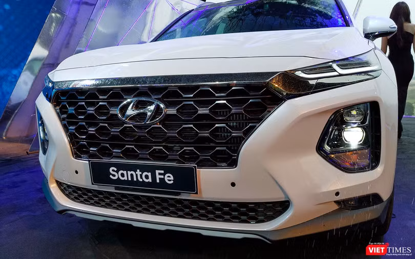 Lưới tản nhiệt dạng thác đổ và dải LED chiếu sáng ngày mảnh dẹt tạo nên cá tính cho Hyundai Santa Fe 2019.