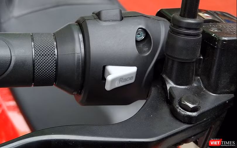 Nút Race sẽ cho phép chiếc xe chạy vượt vận tốc tiêu chuẩn với mục tiêu giúp người lái vượt quá xe đi cùng chiều một cách nhanh chóng.