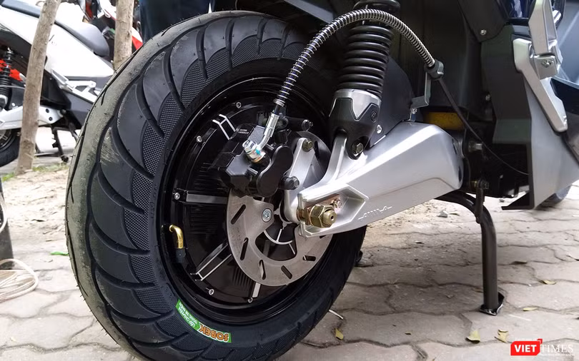 Phanh đĩa được sử dụng cho cả bánh trước và bánh sau.