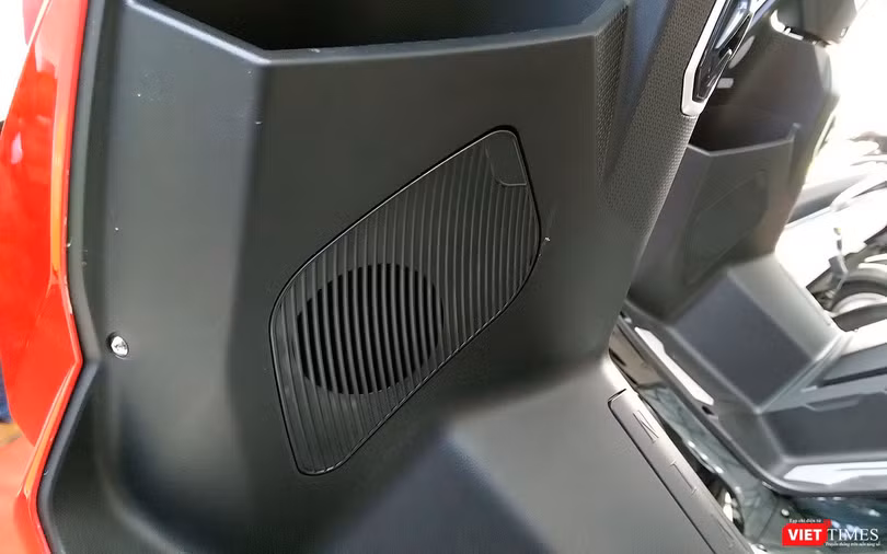 Hệ thống âm thanh 2 loa cho phép kết nối với điện thoại thông minh qua hệ thống Bluetooth.