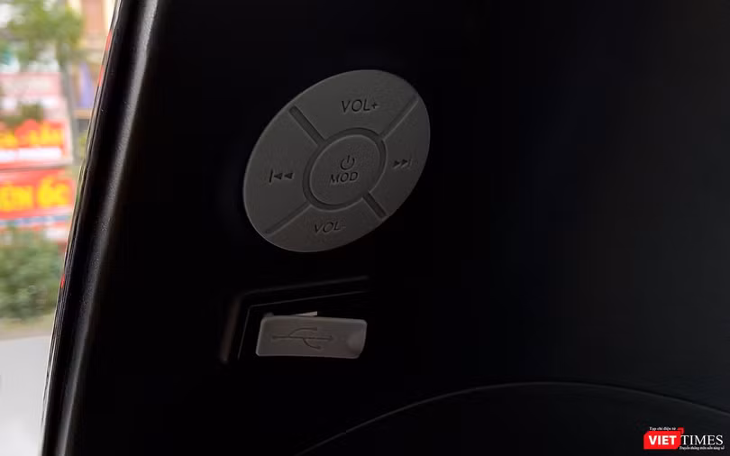 Khi kết nối điện thoại thông qua bluetooth, người dùng có thể chỉnh âm nhạc và âm thanh một cách chủ động.