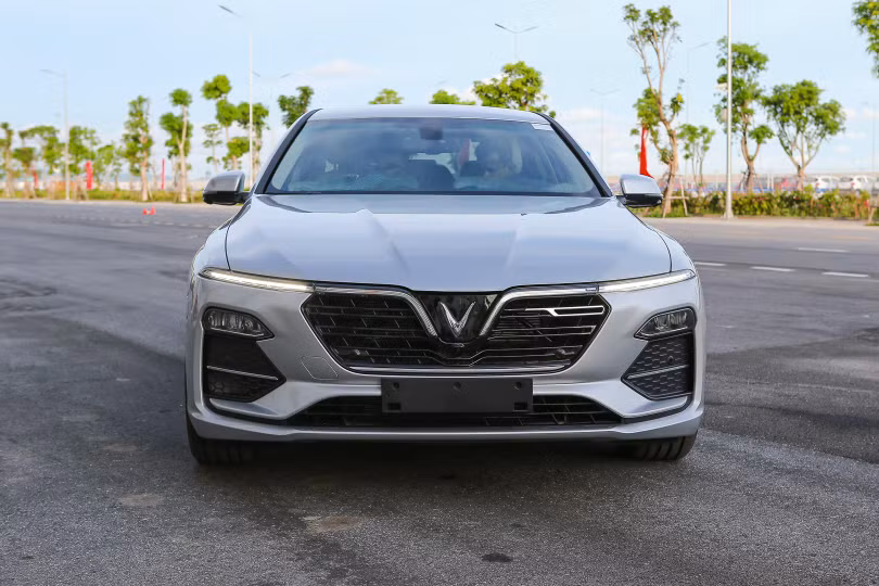 Đầu xe nổi bật với logo chữ V cách điệu ở mặt ca-lăng nối liền với hai đèn LED chạy ban ngày. Trong khi đó, đèn chiếu sáng đẩy xuống phía trên hốc gió. Đây là phong cách thiết kế đang được ưa chuộng và xuất hiện nhiều trên các mẫu xe mới ra mắt. Phiên bản thương mại Lux A2.0 sử dụng đèn LED toàn bộ ở phía trước Đầu xe nổi bật với logo chữ V cách điệu ở mặt ca-lăng nối liền với hai đèn LED chạy ban ngày. Trong khi đó, đèn chiếu sáng đẩy xuống phía trên hốc gió. Đây là phong cách thiết kế đang được ưa chuộng và xuất hiện nhiều trên các mẫu xe mới ra mắt. Phiên bản thương mại Lux A2.0 sử dụng đèn LED toàn bộ ở phía trước