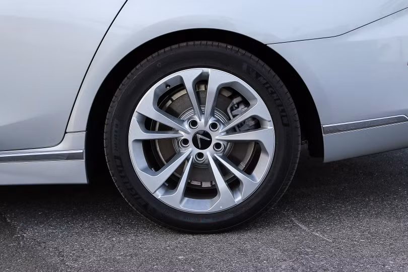 VinFast trang bị cho xe bộ la-zăng kích thước 18 inch tiêu chuẩn và có tùy chọn lên 19 inch. Gương chiếu hậu trên xe tích hợp đèn báo rẽ và camera hỗ trợ quan sát quanh xe. VinFast trang bị cho xe bộ la-zăng kích thước 18 inch tiêu chuẩn và có tùy chọn lên 19 inch. Gương chiếu hậu trên xe tích hợp đèn báo rẽ và camera hỗ trợ quan sát quanh xe.