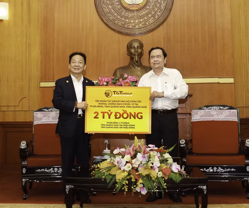 Ông Đỗ Quang Hiển, Chủ tịch HĐQT kiêm Tổng Giám đốc Tập đoàn T&T Group trao ủng hộ công tác phòng chống dịch Covid-19 tại miền Trung cho ông Trần Thanh Mẫn – Bí Thư Trung ương Đảng, Chủ tịch Ủy Ban Trung ương Mặt trận Tổ quốc Việt Nam Ông Đỗ Quang Hiển, Chủ tịch HĐQT kiêm Tổng Giám đốc Tập đoàn T&T Group trao ủng hộ công tác phòng chống dịch Covid-19 tại miền Trung cho ông Trần Thanh Mẫn – Bí Thư Trung ương Đảng, Chủ tịch Ủy Ban Trung ương Mặt trận Tổ quốc Việt Nam